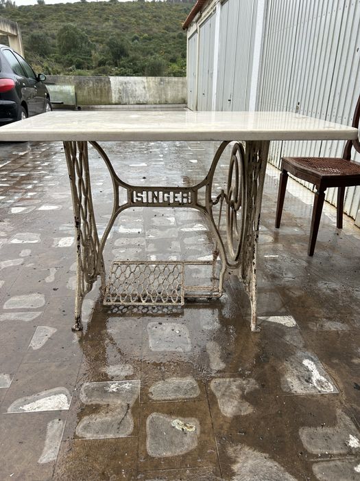 Mesa singer com tampo de mármore