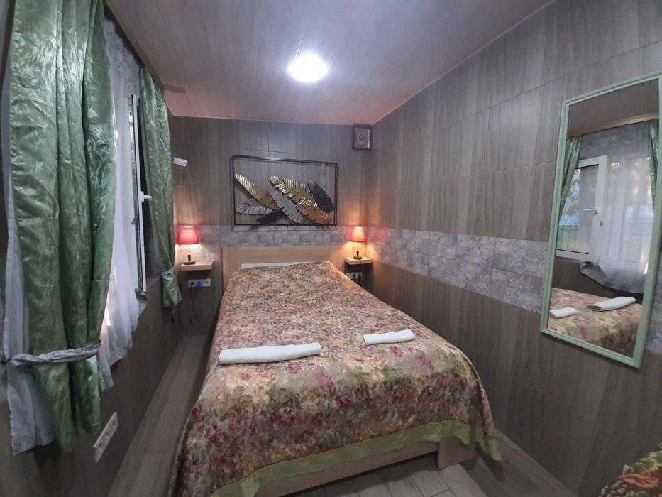 с.Бондарня. Дом 230 кв. Расположен 70 км. от Киева. Генератор.