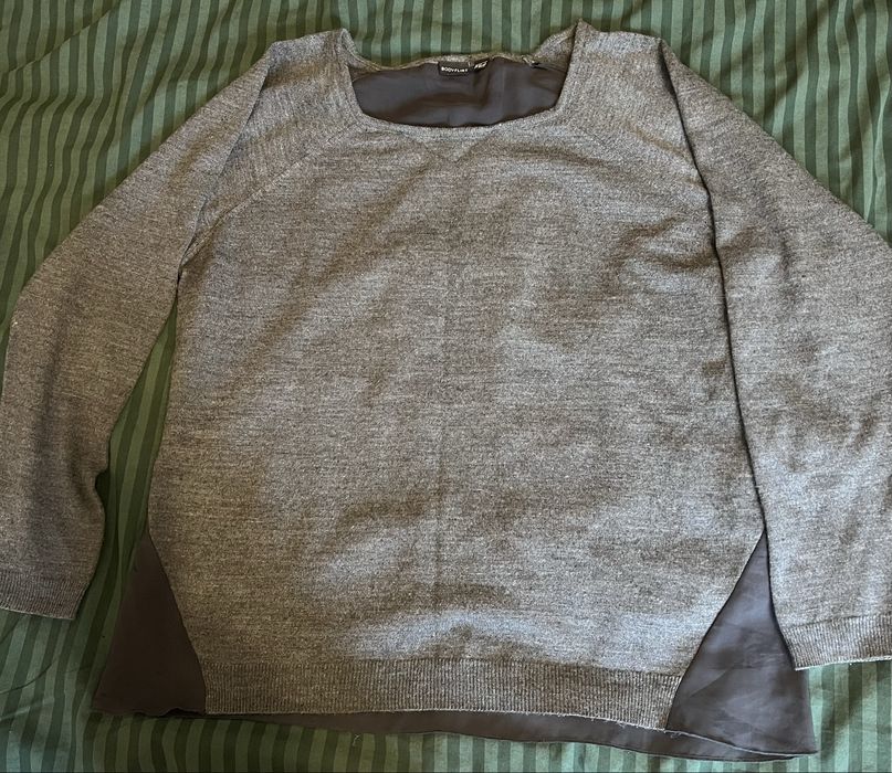 Светер жіночий з мереживною вставкою розмір L