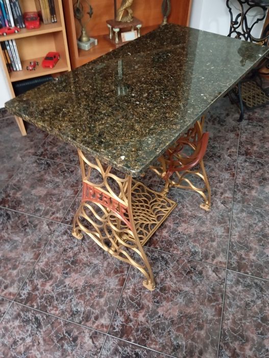 Mesa de apoio com base de máquina de costura