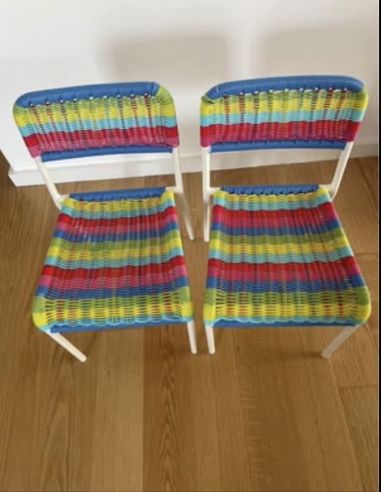 Conjunto Infantil Mesa Branca + 2 Cadeiras Coloridas