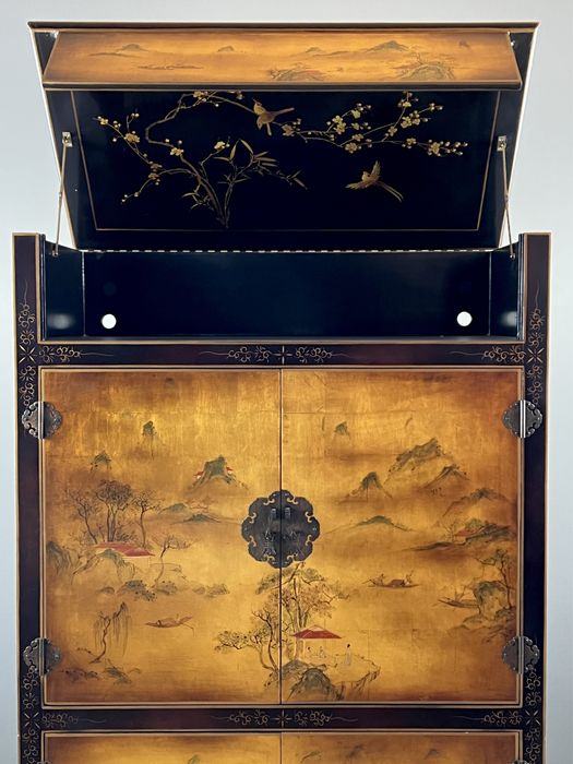 Вінтажна шафа в стилі Шинуазрі