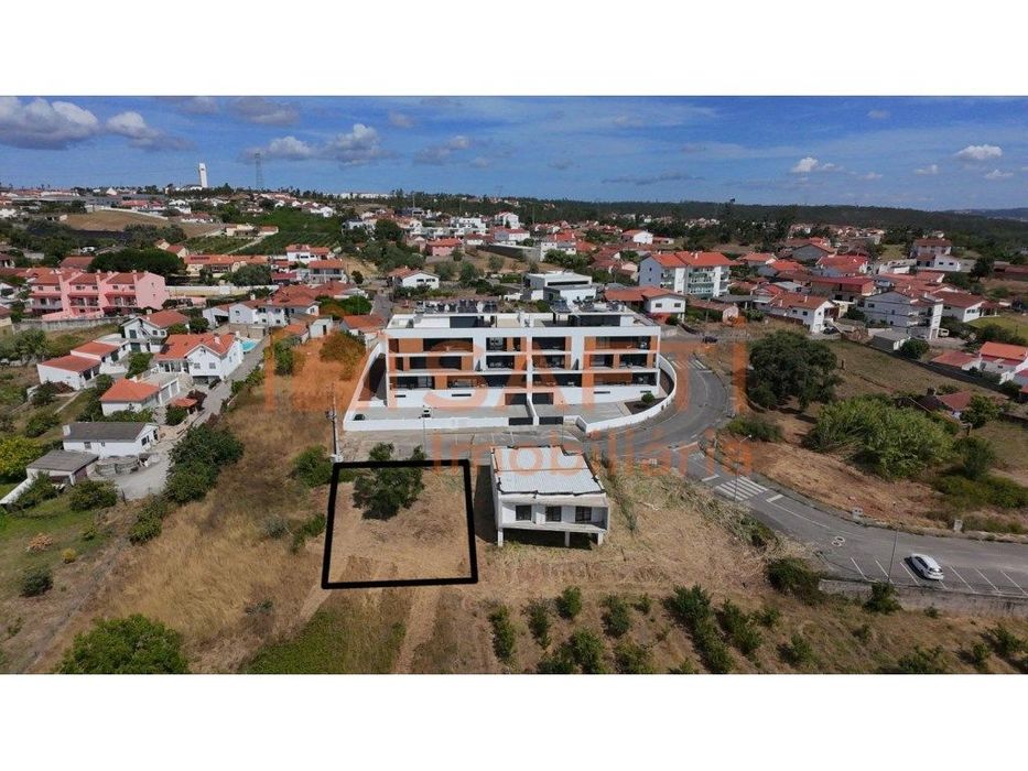 390 m² Plot in Leiria for Construction