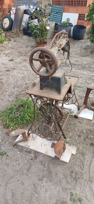 Maquina SINGER com 4 formas de calçado