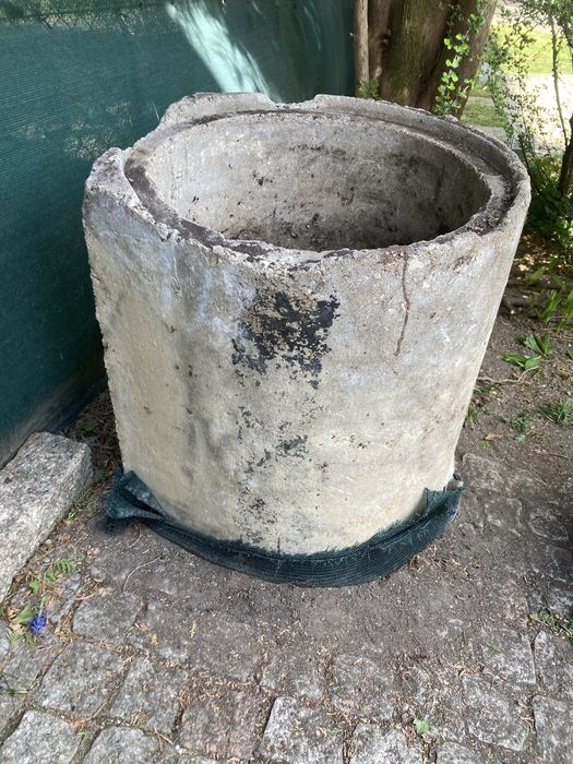 Wielki betonowy kwietnik za darmo