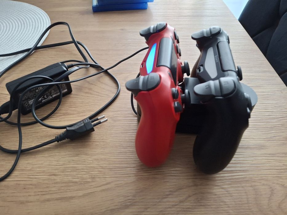 Oryginalna stacja dokująca Sony PS4 na dwa pady PS4