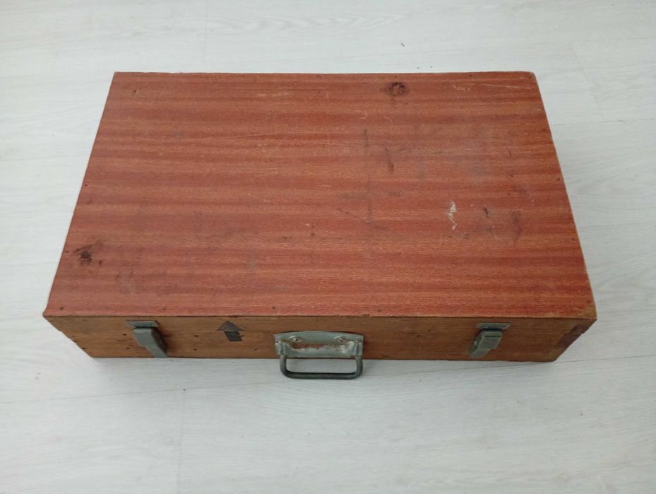 Grampos para madeira com caixa.