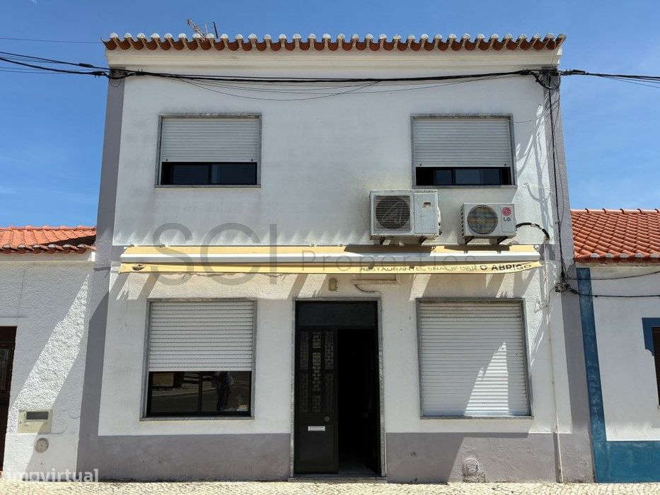 Excelente edifício na localidade de Pias, com habitação e um espaço...