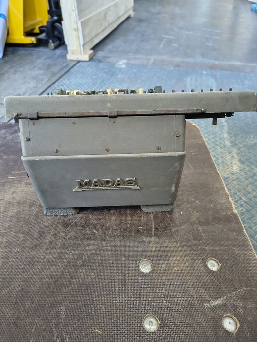 Máquina antiga de números Madas