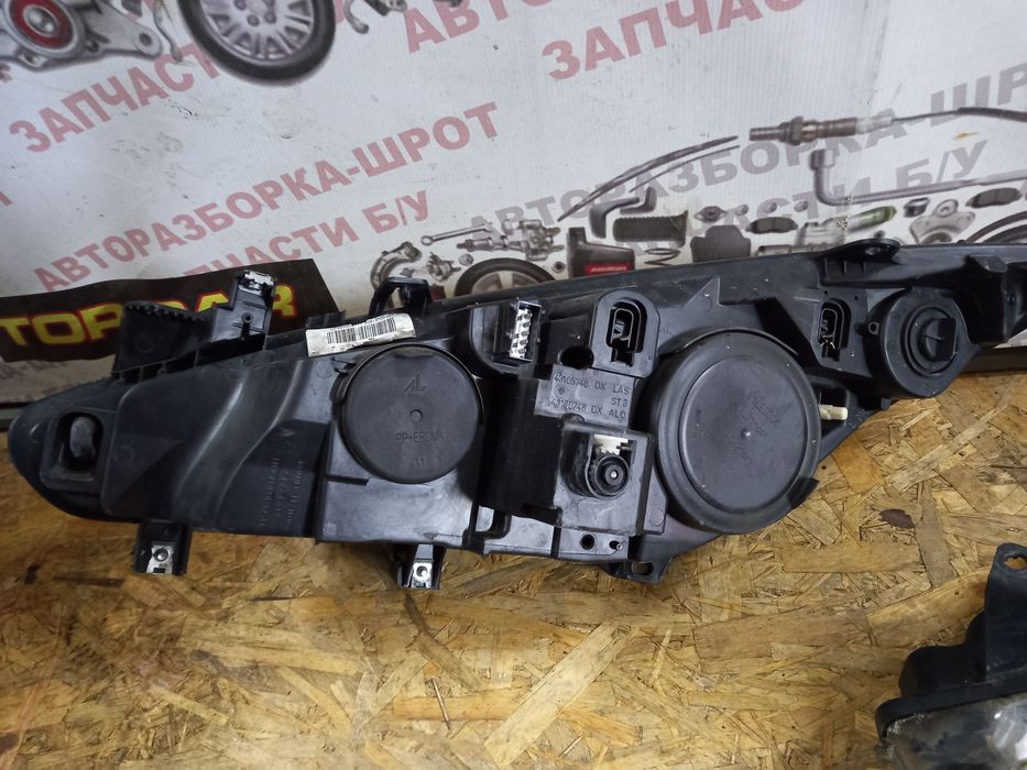 Фари фара права ліва на Пежо 307 лінза відмінний стан.