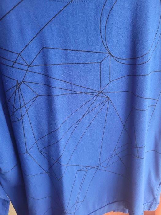 Szafirowa bluza motywy geometryczne Carry XL