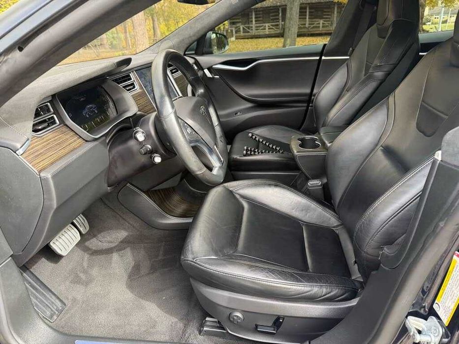 Tesla Model S P85D      2015