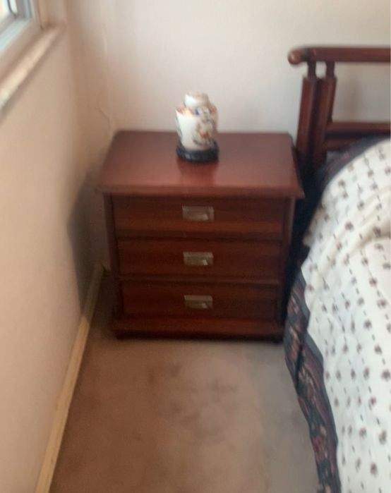 Quarto de casal em madeira escura .