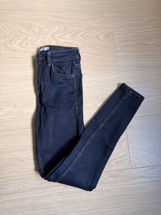 Granatowe spodnie, jeansy skinny high rise, rurki Bershka 34 XS