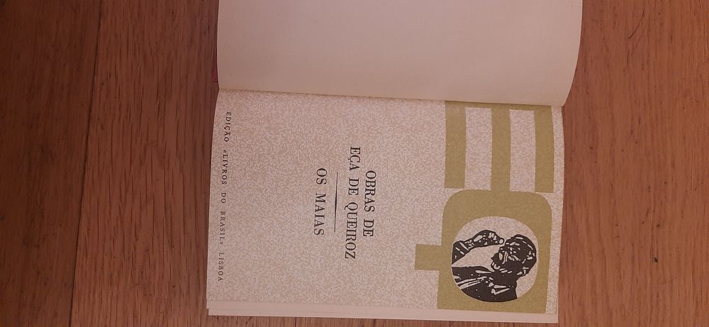 2 livros encadernados de Eça de Queiroz