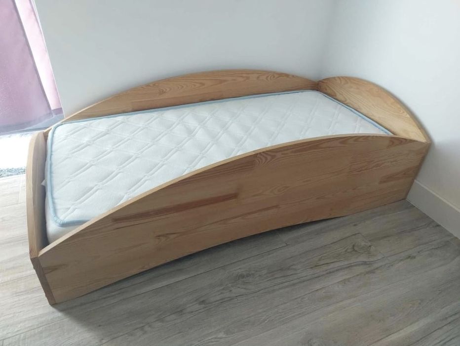 Cama de criança Mon Lit Cabane em madeira e com colchão