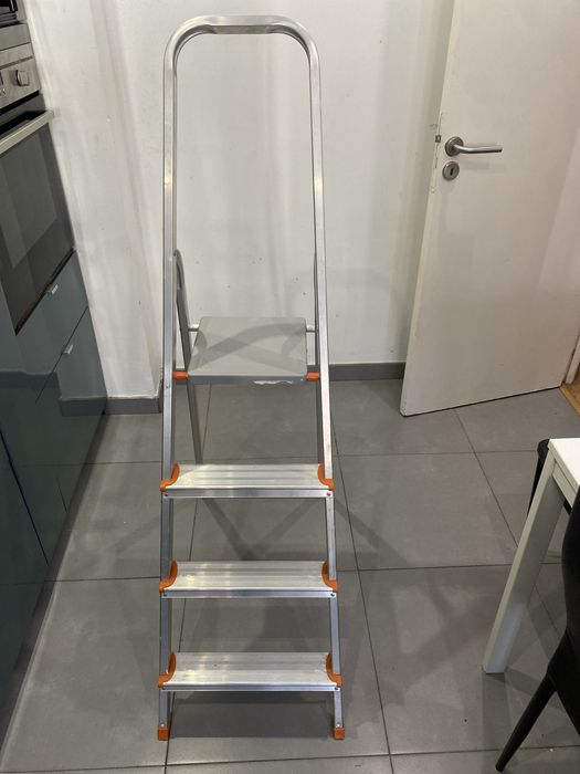Escadas em aluminiio sem uso. Desocupar o espaco.