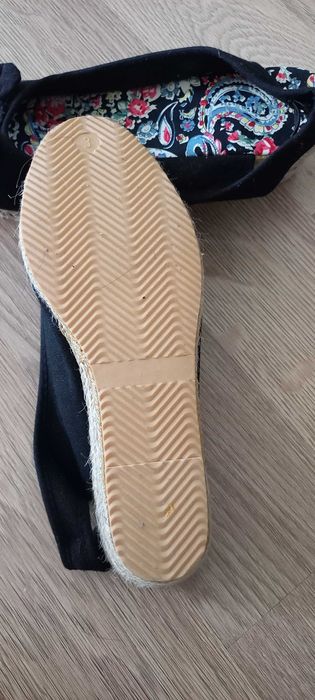 Нові зручні босоніжки