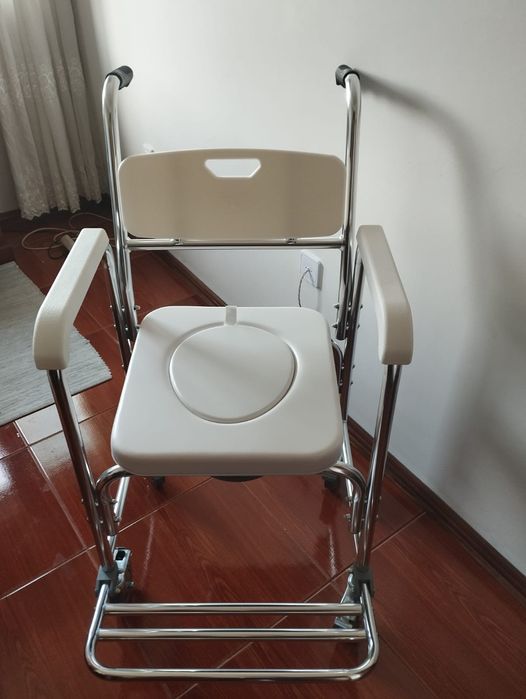 Cadeira para ajuda na higiene