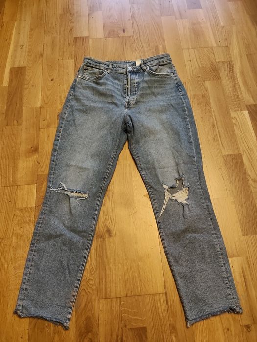 Spodnie damskie z dziurami używane.