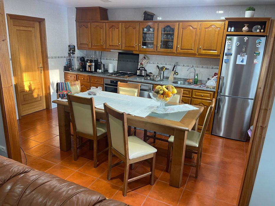 Vendo mesa com 6 cadeiras