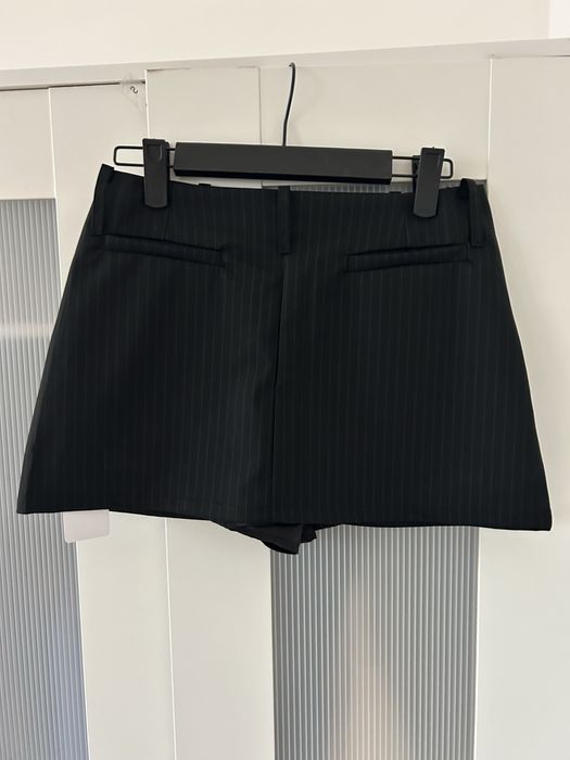 Чорна міні спідниця у смужку