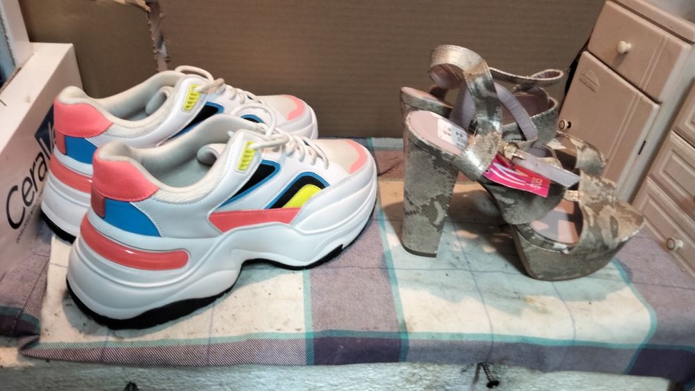 2 Pares de Sapatos Novos!