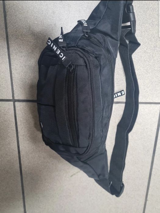 Czarna nerka duża 4 suwaki