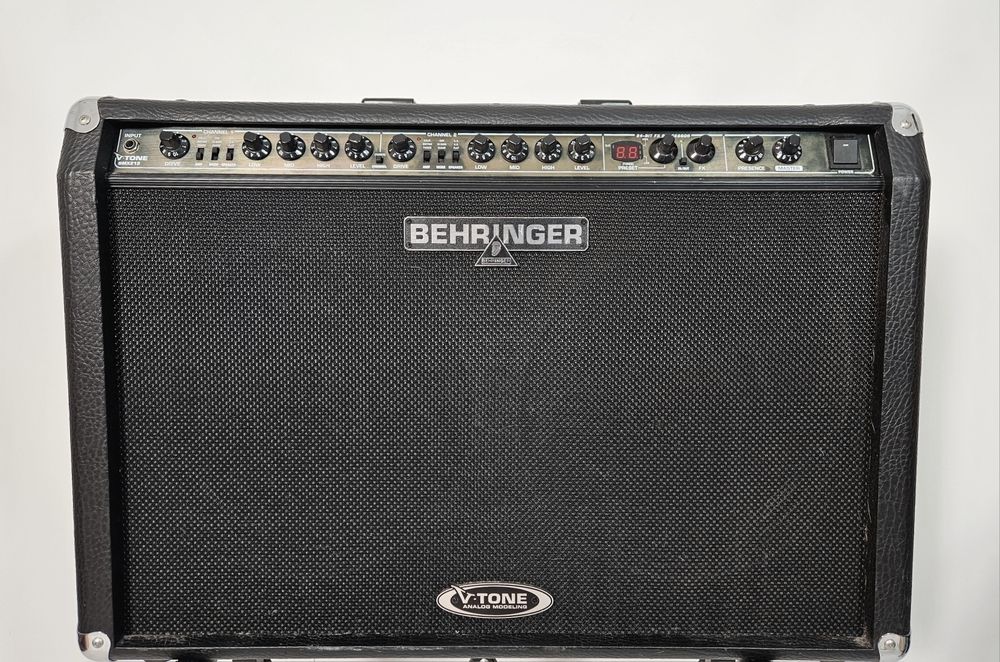 Duży wzmacniacz modelingowy do gitary Behringer  GMX212