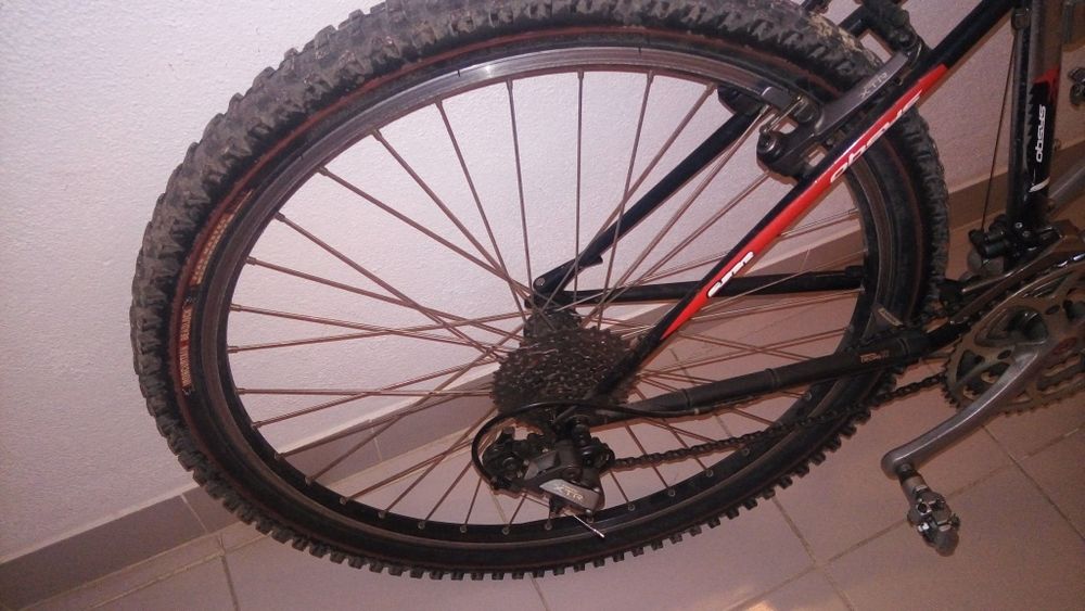 Bicicleta de BTT dupla suspensão