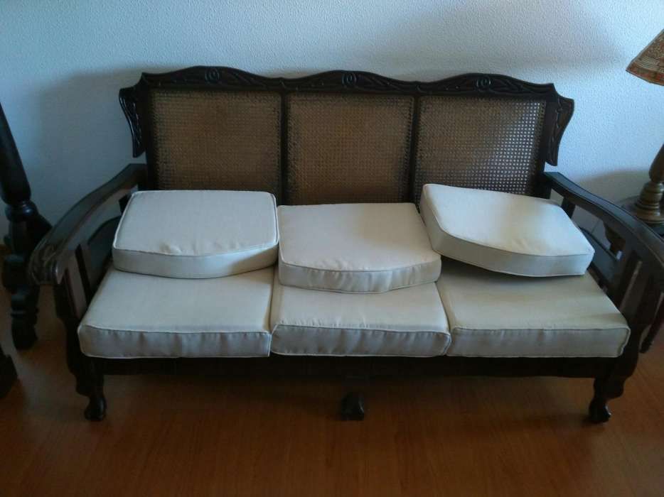 Sofá antigo  Palhinha e almofadas