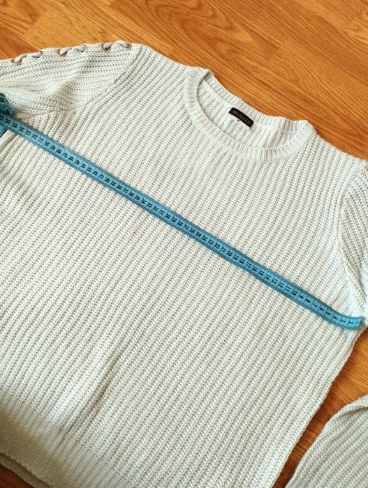Sweter z ozdobnymi rękawami M