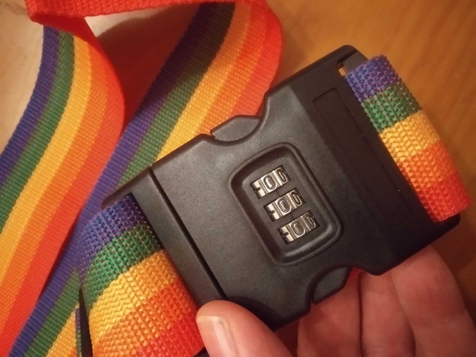 Cinto para prender mala com abertura com codigo.