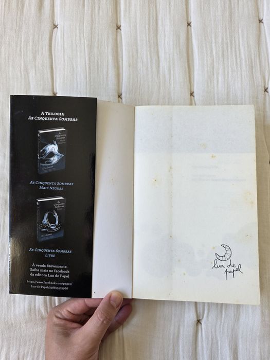 Livro "As Cinquenta Sombras de Grey" de E. L. James (romance)