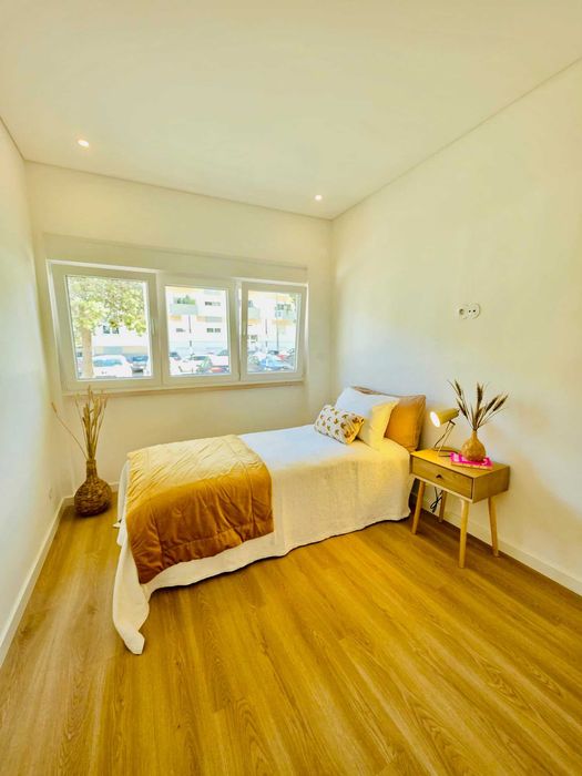 Magnífico apartamento T2 com 170m2 de área total, com jardim, totalmente renovado, em Almada
