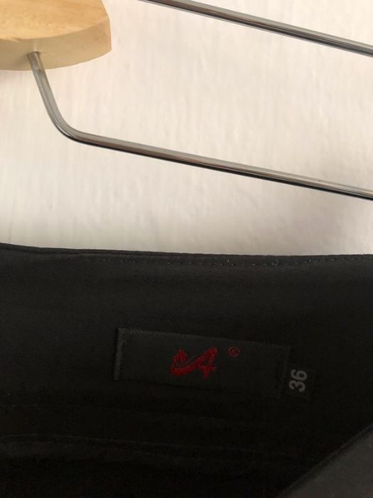 Czarna elegancka spódniczka