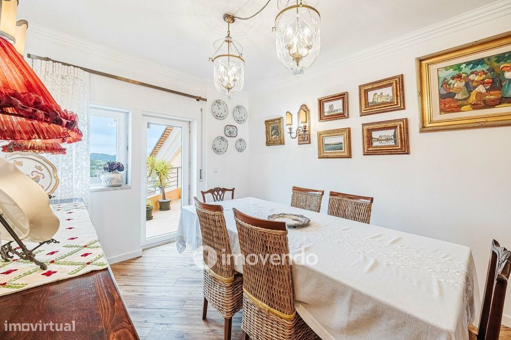 Apartamento T3 Duplex, com estacionamento, no Condomínio do Loural
