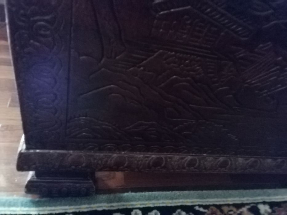 Arca antiga em Madeira trabalhada