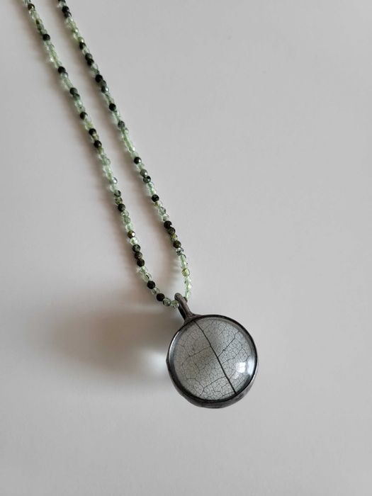 Naszyjnik szklana kula z liściem