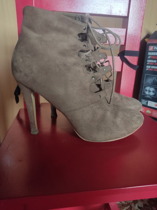 Zamszowe botki na szpilce r.41
