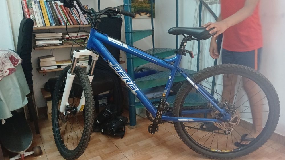 Bicicleta e trilha de rua e de rochas