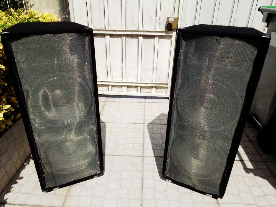 super mega pechincha em muito bom estado, 2 colunas + mesa amplificada