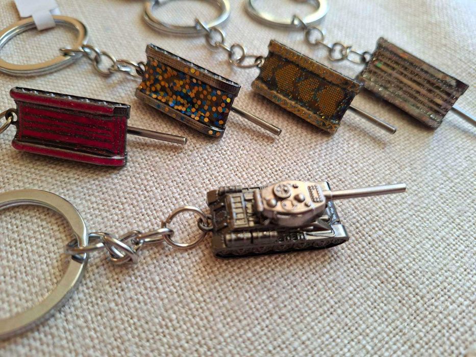 Брелок металевий декорований епоксидною смолою, камінням.