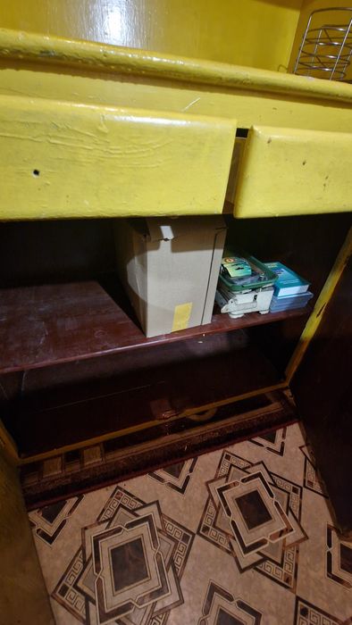 Kredens z czasów PRL