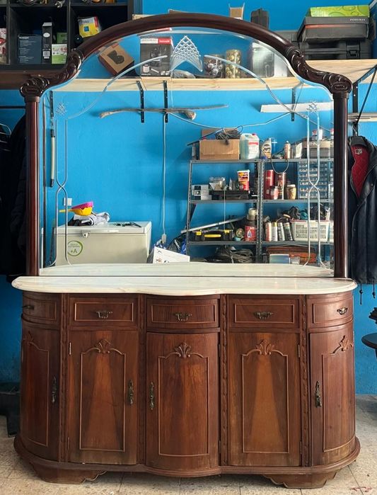 Móvel espelhado / Sapateira de madeira, com espelho e base em mármore.