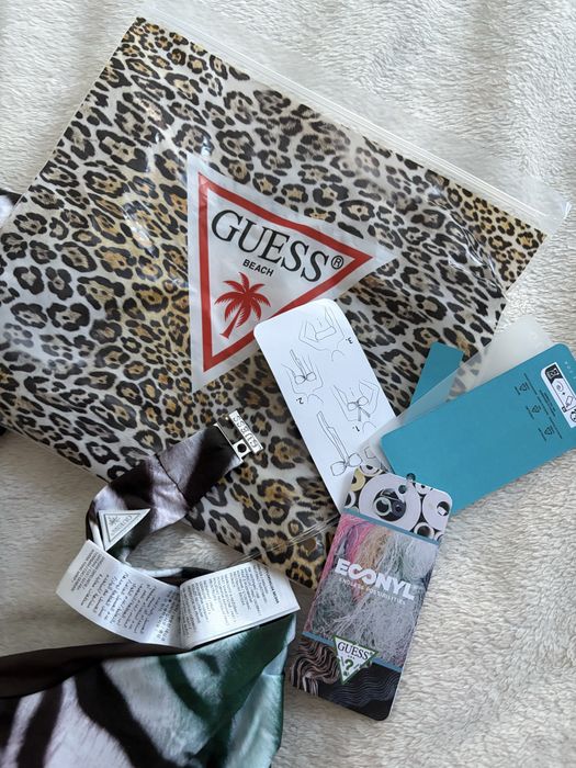 Gora stroju kąpielowego Guess