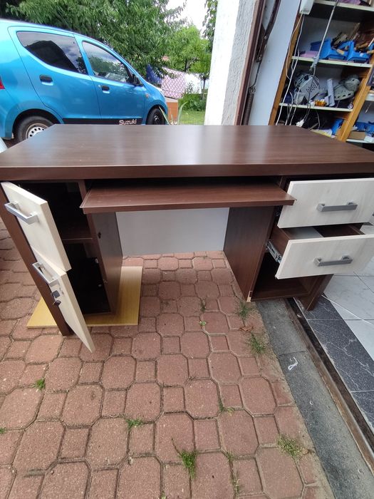 Eleganckie biurko z szybą LED do biura