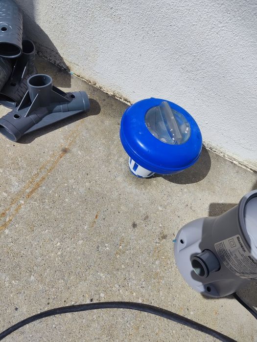 Piscina  redonda com 2 bombas e cobertura