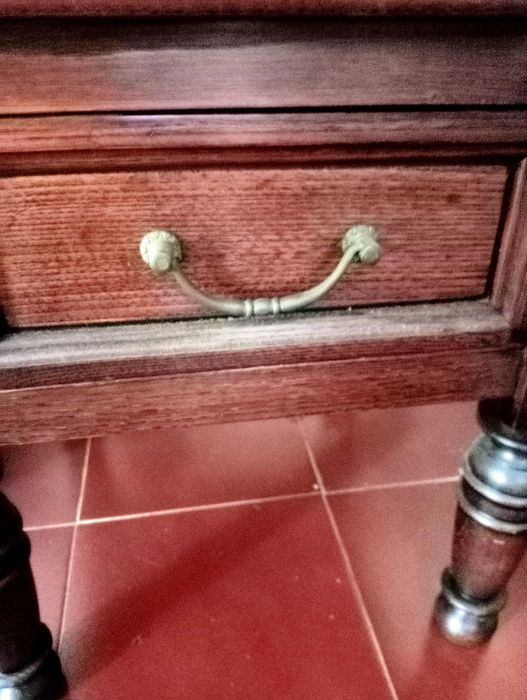 Mesa em Castanho maciço