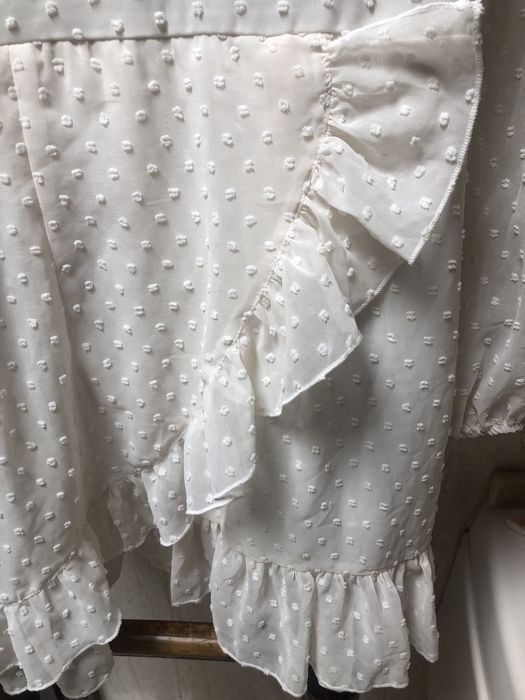 Vestido bege com folho